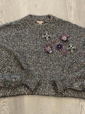 H&M Cropped Knit Sweater Size 8 Gray Multicolor with Jeweled Floral Brooches